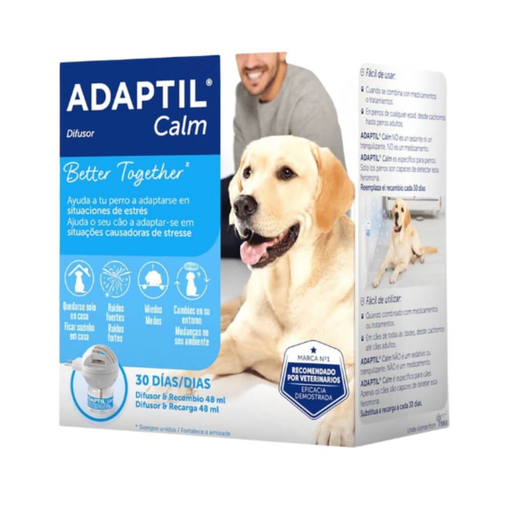 Envase del Difusor de Adaptil Calm con recambio de feromonas para reducir el estrés en perros muestra un Golden Retriever relajado