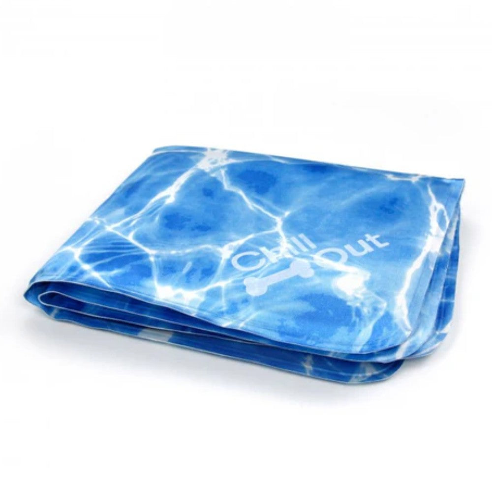 Alfombra de enfriamiento para perros AFP Chill Out plegada de forma compacta, ideal para guardar o llevar de viaje este verano