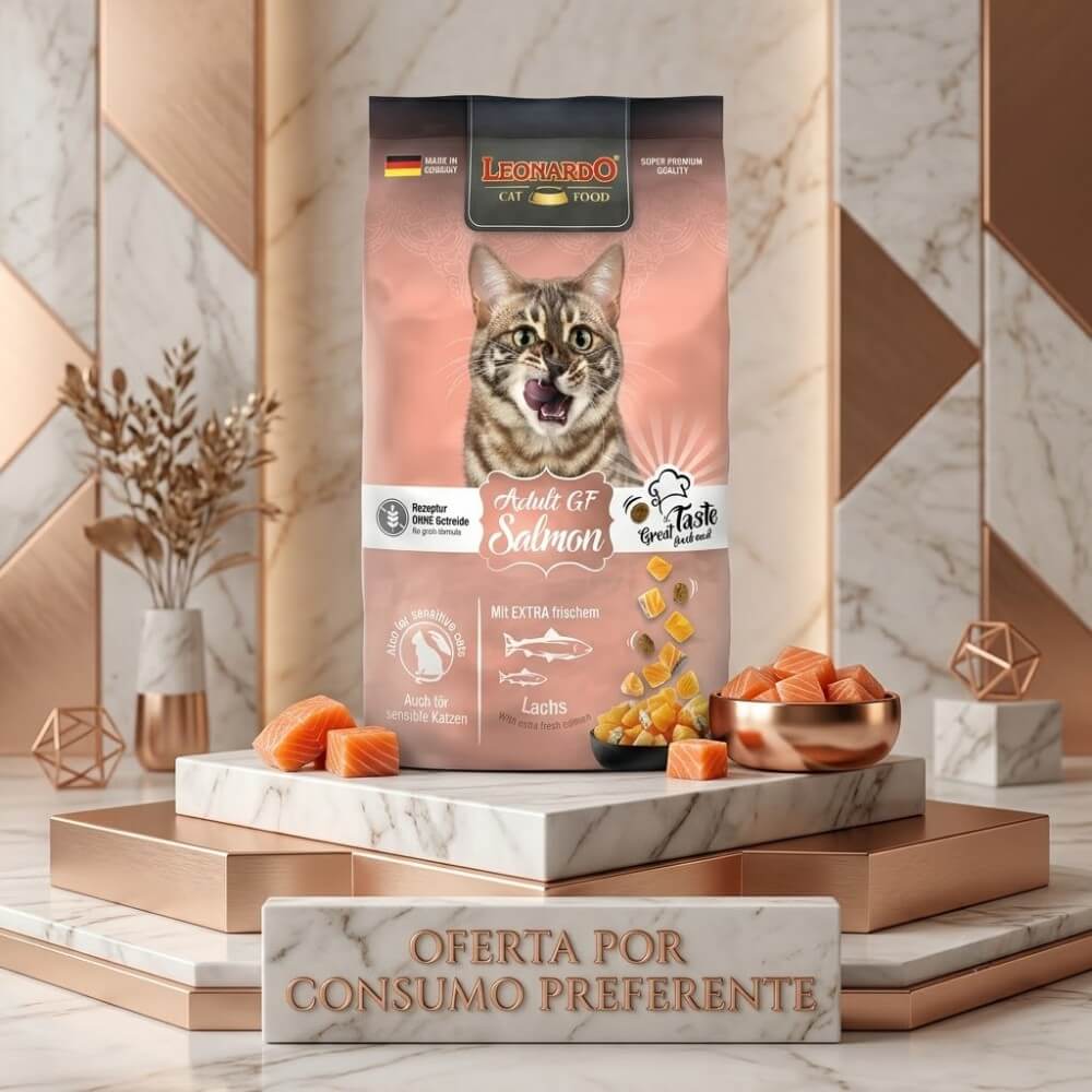 Bolsa de alimento para gatos adultos Leonardo GF Salmon sobre un podio de mármol moderno, con un cartel Oferta por consumo preferente