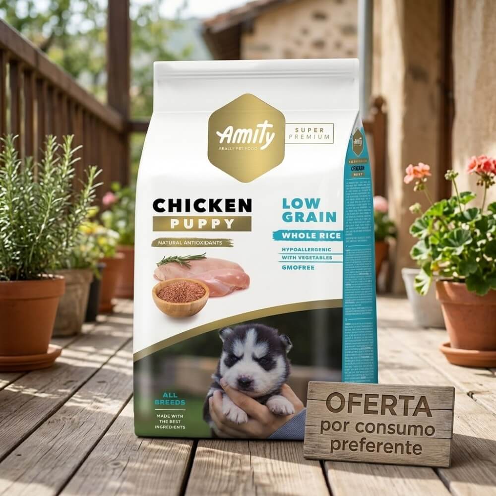 Saco de Amity Chicken Puppy con un cartel de madera indicando "Oferta por consumo preferente" sobre terraza de madera con maceteros