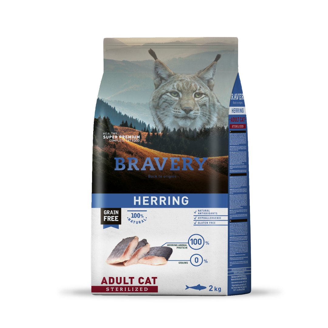 Saco de alimento Bravery para gatos esterilizados, 2 kg, sabor arenque. Envase azul y blanco con imagen de un gatito gris, presentado sobre fondo blanco