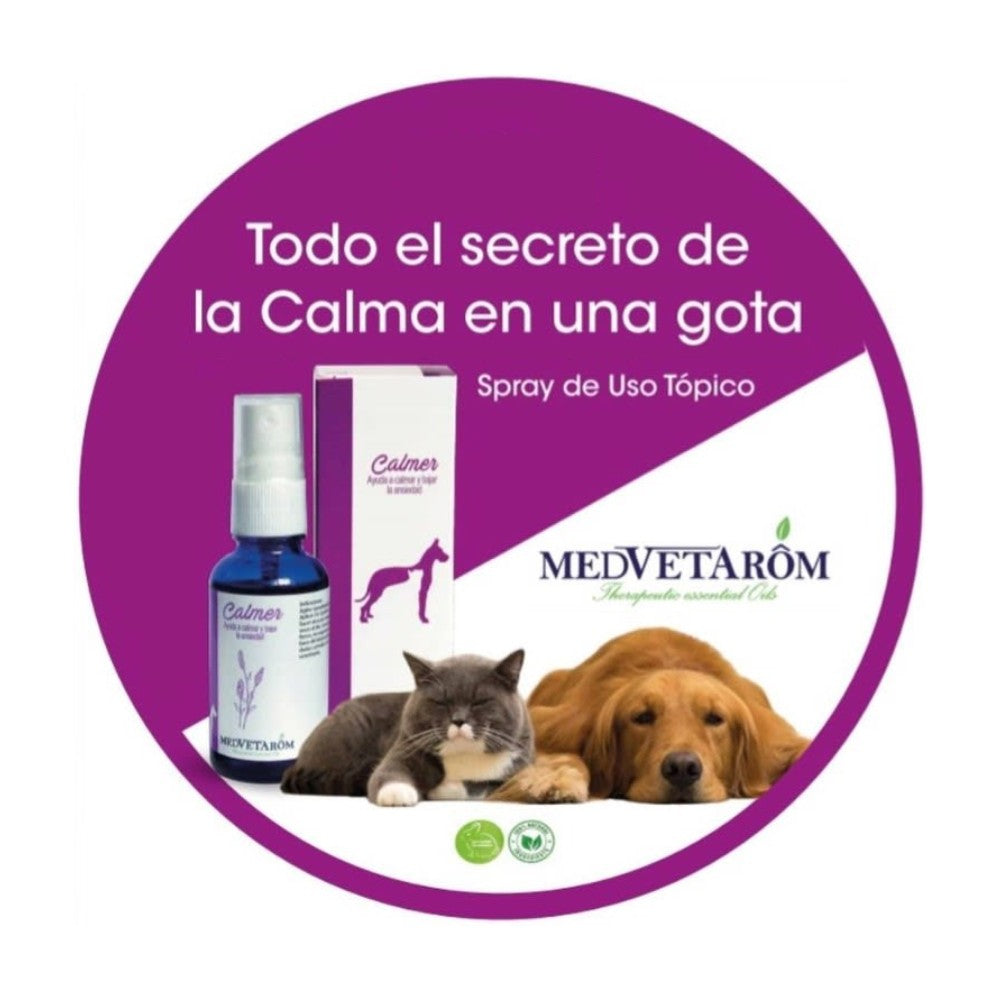 Perro y gato relajados junto a un frasco de Calmer y bajo el slogan 'Todo el secreto de la Calma en una sola gota'. Todo sobre un fondo morado y blanco.