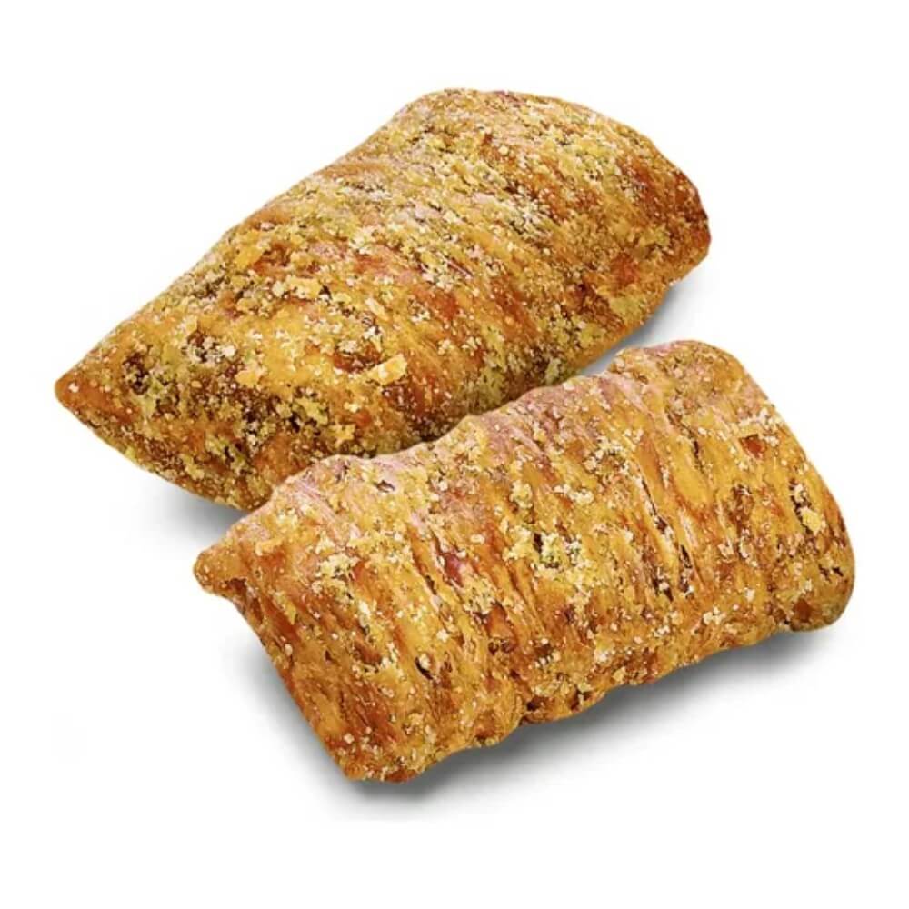 Dos bocados enteros para gato con forma de almohadita, muestra superficie exterior dorada, porosa y textura crujiente en fondo blanco