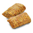 Dos bocados enteros para gato con forma de almohadita, muestra superficie exterior dorada, porosa y textura crujiente en fondo blanco