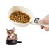 Medidor tipo cuchara con balanza digital dosificando alimento seco; gato con lengua afuera junto a comedero esperando su porción