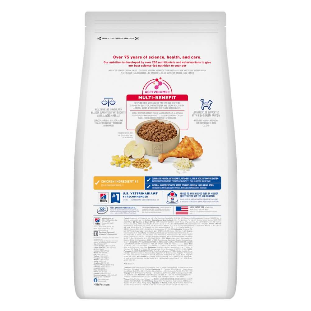 Saco frontal de alimento seco para gatos senior Hill's Science Diet sabor pollo, con la foto de un gato blanco y romano. ActivBiome+