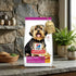 Saco alimento Hill's Science Diet Small Paws con etiqueta dorada de oferta por consumo preferente en cocina con pared de piedras