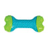 Juguete interactivo forma de hueso KONG CoreStrength perros, extremos verdes con relieve de puntos y centro celeste y texturas de letras