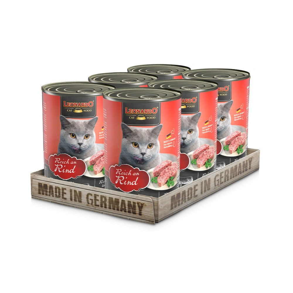 Bandeja con 6 latas Leonardo Reich an Rind sabor ternera para gatos, etiqueta roja con gato gris y porción de alimento en plato