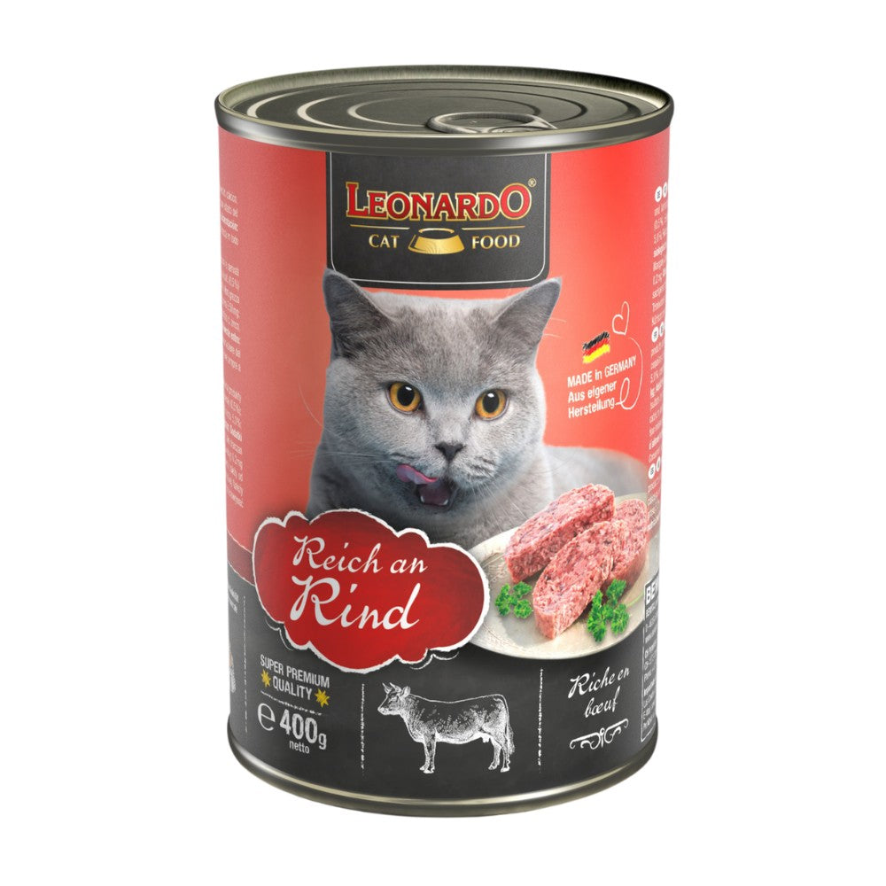 Lata Leonardo Cat Food Reich an Rind 400 grs con gato gris al frente, etiqueta roja y porción de alimento húmedo en plato blanco