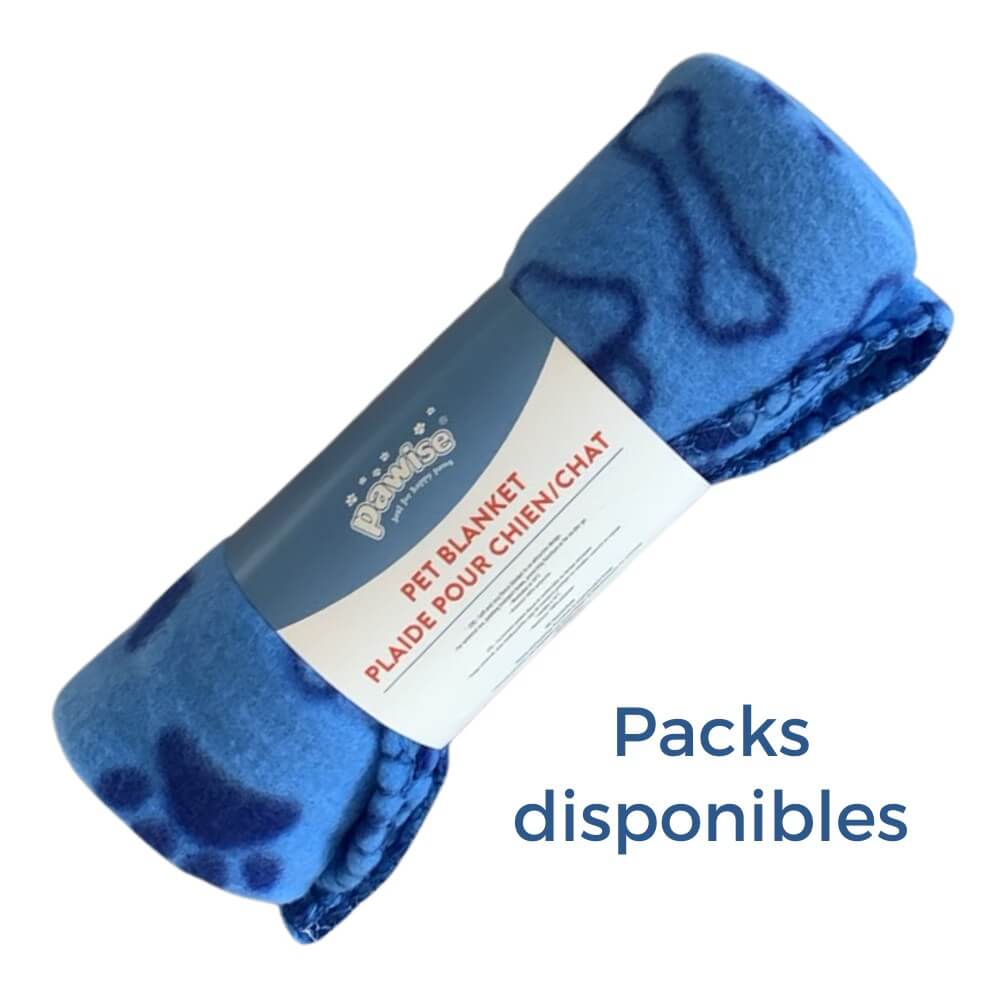 Manta polar abrigadora Pawise azul enrollada con diseño de huellitas y huesos en oferta para perros y gatos y texto packs disponibles