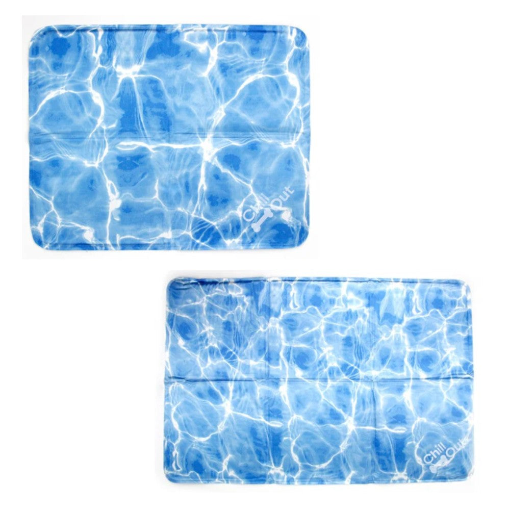 Vista de las alfombras de enfriamiento para perros AFP extendidas, superficie azul con diseño de agua y gel refrigerante interno