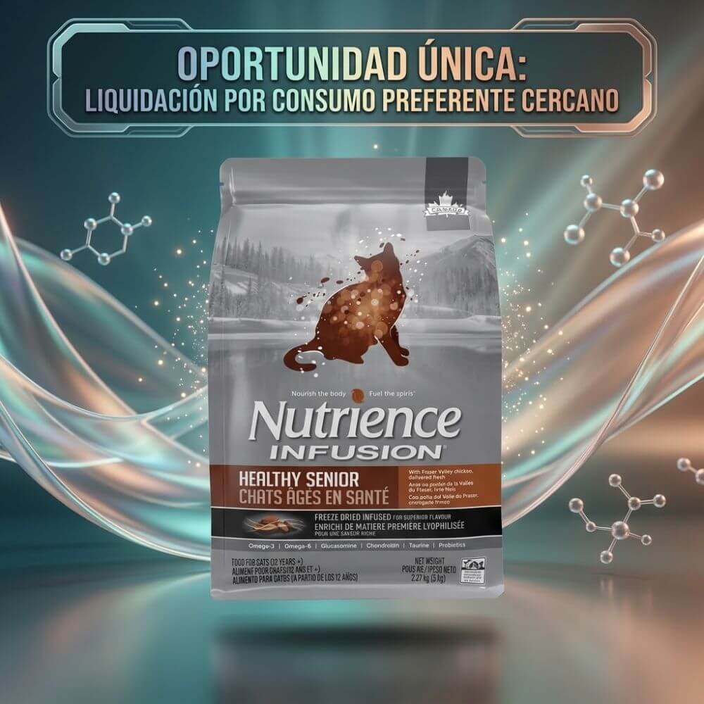 Saco de alimento Nutrience Infusion Healthy Senior para gatos sobre un fondo abstracto y elegante en tonos cálidos y un banner promocional