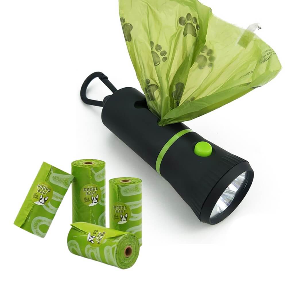 Porta bolsas y dispensador de bolsas caca perros con linterna LED negra con 4 rollos Poopa Bag verdes biodegradables, ideal en paseos nocturnos