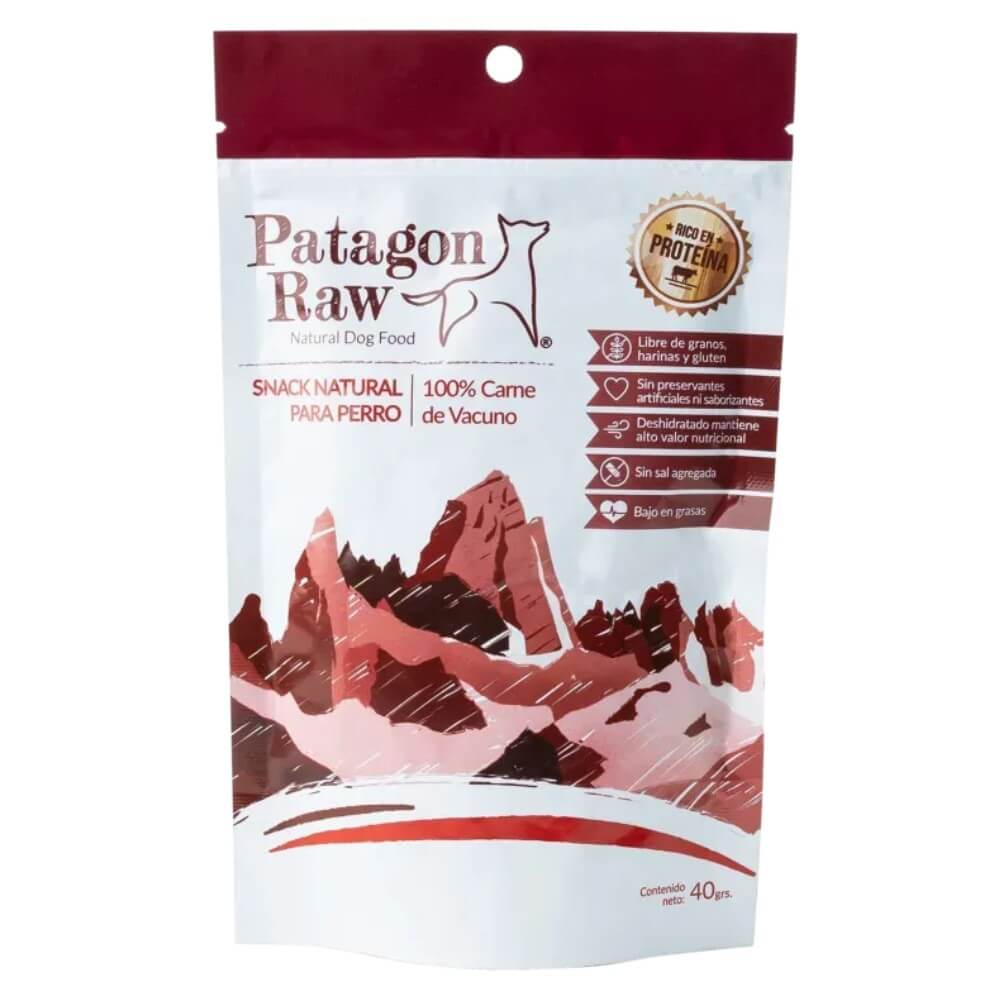 Frontal snack natural Patagon Raw para perros sabor carne de vacuno 40 gramos. Envase con montañas rojas y sello rico en proteína sin sal
