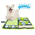 Perro Shiba Inu blanco feliz junto a la alfombra olfativa PAWISE Mat para perros con tiras de tela en verde, azul y blanco antiansiedad