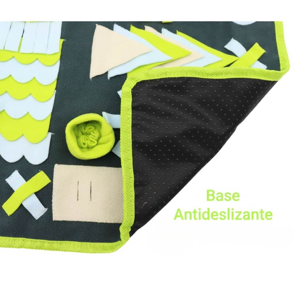 PAWISE Mat alfombra olfativa para Perros: Detalle de la base negra antideslizante con textura de puntos que fija la alfombra al suelo