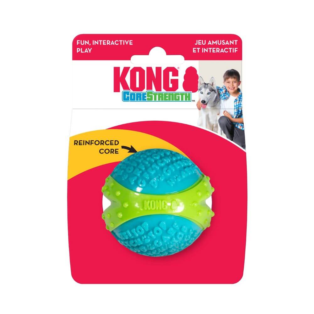 Pelota KONG CoreStrength para perros en su envase rojo, juguete resistente de goma azul y verde para perros que muerden fuerte