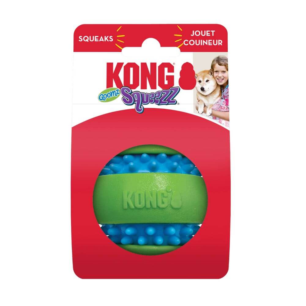 Pelota KONG para perro Squeezz Goomz en su envase: Juguete de goma con sonido y relieves que masajean dientes y encías mientras muerde