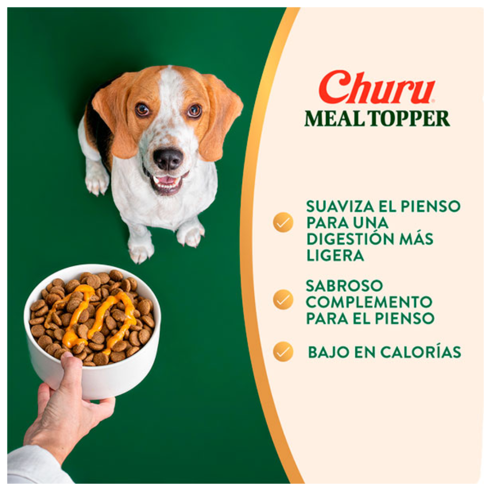Perro Beagle esperando su plato de comida con Churu Meal Topper Pollo con Salmón servido sobre el pellet seco mejora digestión