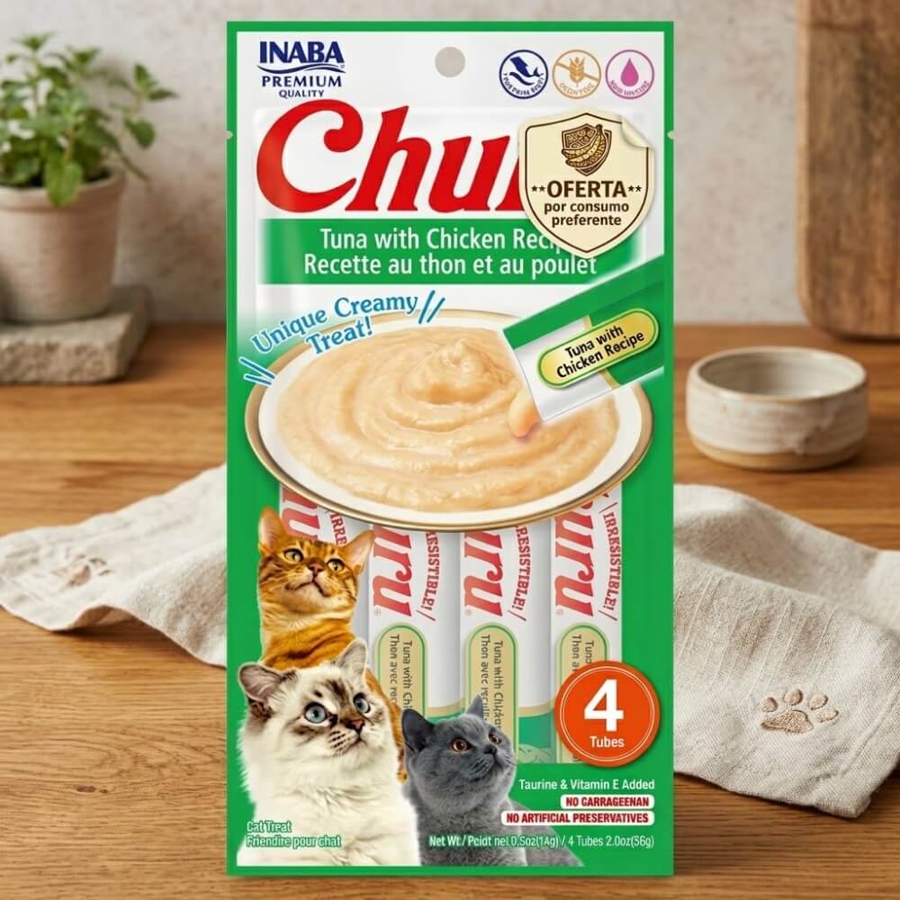 Empaque frontal sobre mesa de madera de snack líquido para gatos Churu sabor atún con pollo 4 tubos. "Oferta por consumo preferente"