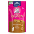 Frente del snack funcional Vitakraft Crispy Crunch anti bolas de pelo para gatos sabor malta. Bolsa rosada y marrón con gato blanco