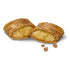 Bocado para gato Vitakraft Crispy Crunch cortado por la mitad sobre fondo blanco, revela un relleno cremoso y suave color amarillo claro